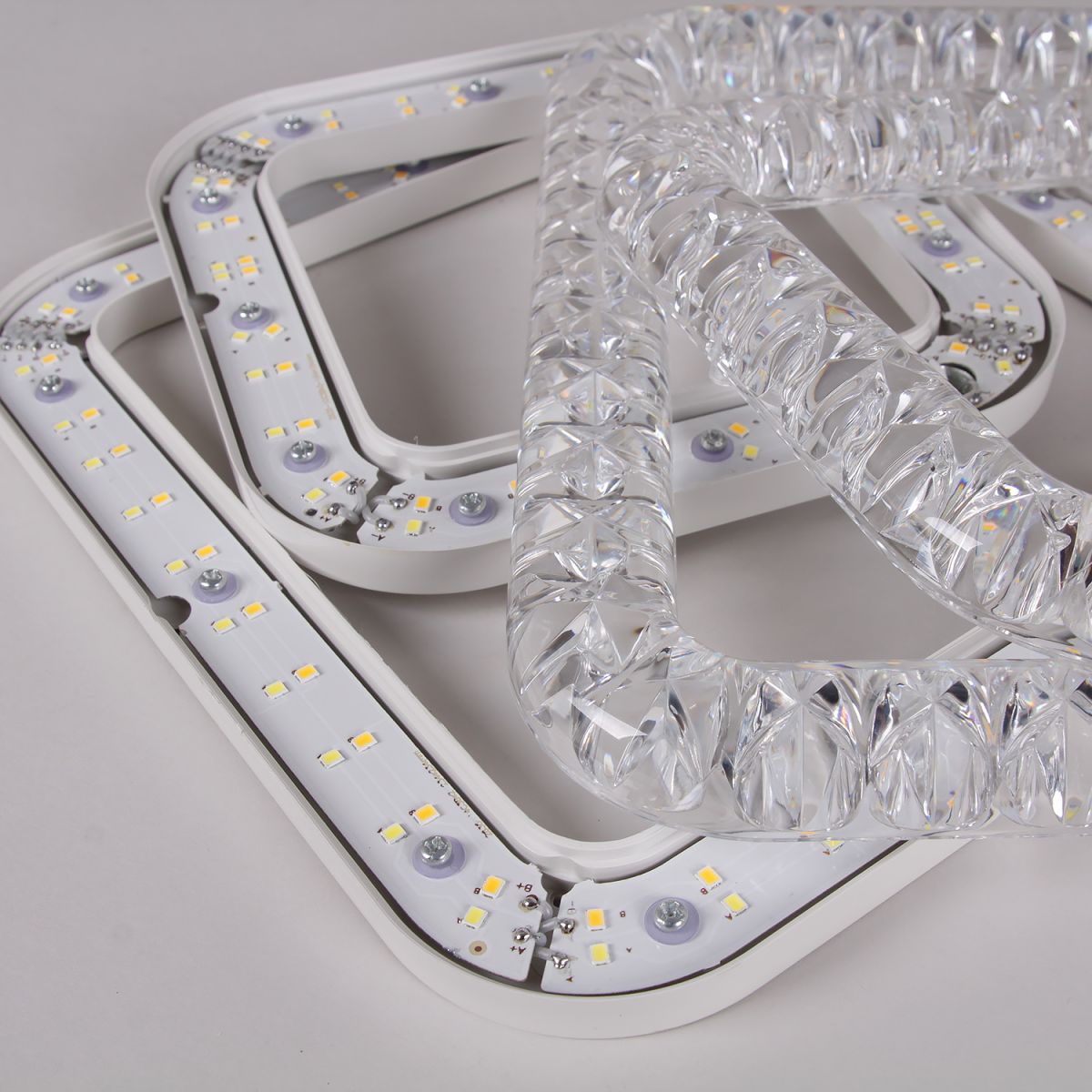 Потолочная люстра Reluce 09848-0.3-4+4A WH