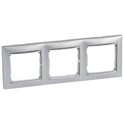 Рамка 3-постовая Legrand Valena алюминий/серебряный штрих 770353