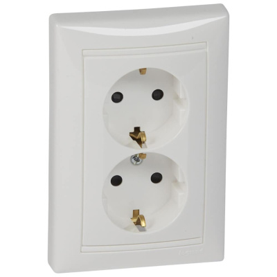 Розетка 2x2К+З Legrand Valena 16A 250V с/з со шторками винтовой зажим белая 774427