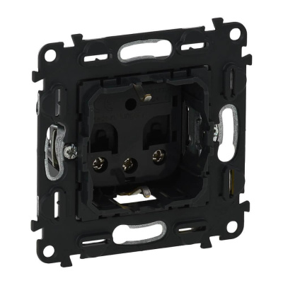 Розетка Legrand Valena Мех In Matic 16A 250V с/з с защитными шторками винтовой зажим 6 кв.мм 753028