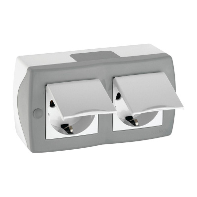 Розетка на 2 поста с заземлением и крышкой Mono Electric Octans IP20 16А 250В бело-серый 104-020001-184