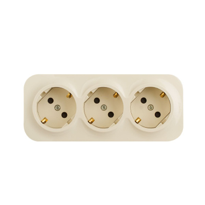 Розеточный блок тройной с/з со шторками Legrand Quteo 782268