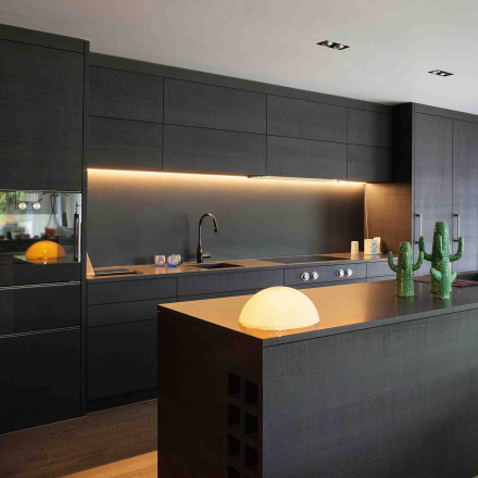 Профиль угловой накладной Apeyron ширина ленты до 10мм (рассеиватель, заглушки - 2шт) 08-31