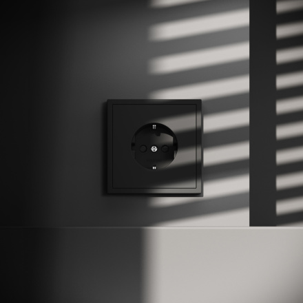 Розетка со шторками Voltum S70 VLS040208 (черный матовый)