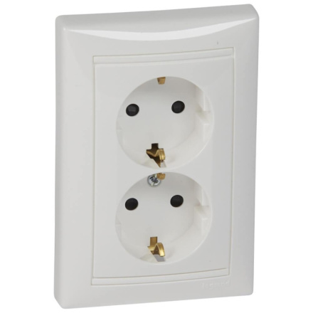 Розетка 2x2К+З Legrand Valena 16A 250V с/з со шторками винтовой зажим белая 774427