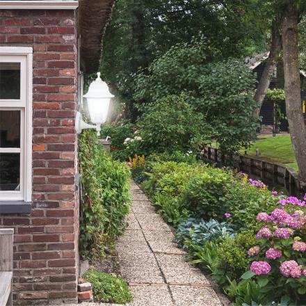 Уличный настенный светильник Apeyron Леда 11-11БЕЛ