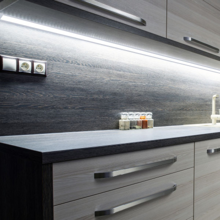 Профиль угловой накладной Apeyron ширина ленты до 22мм 08-22-01