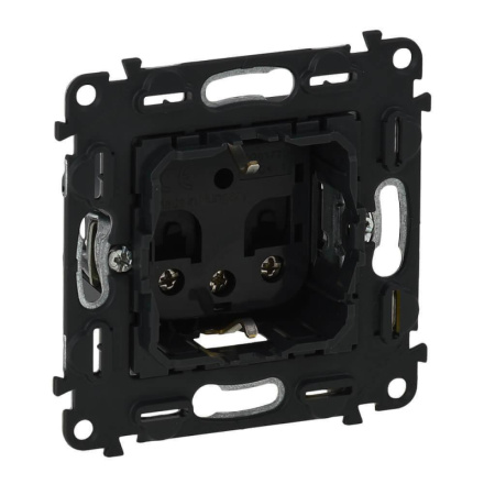 Розетка Legrand Valena Мех In Matic 16A 250V с/з с защитными шторками винтовой зажим 6 кв.мм 753028