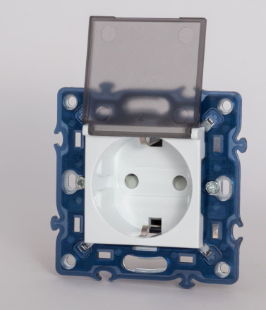 Розетка с крышкой, заземлением и защитой от детей ELBI Moda Vox 611-040232-218